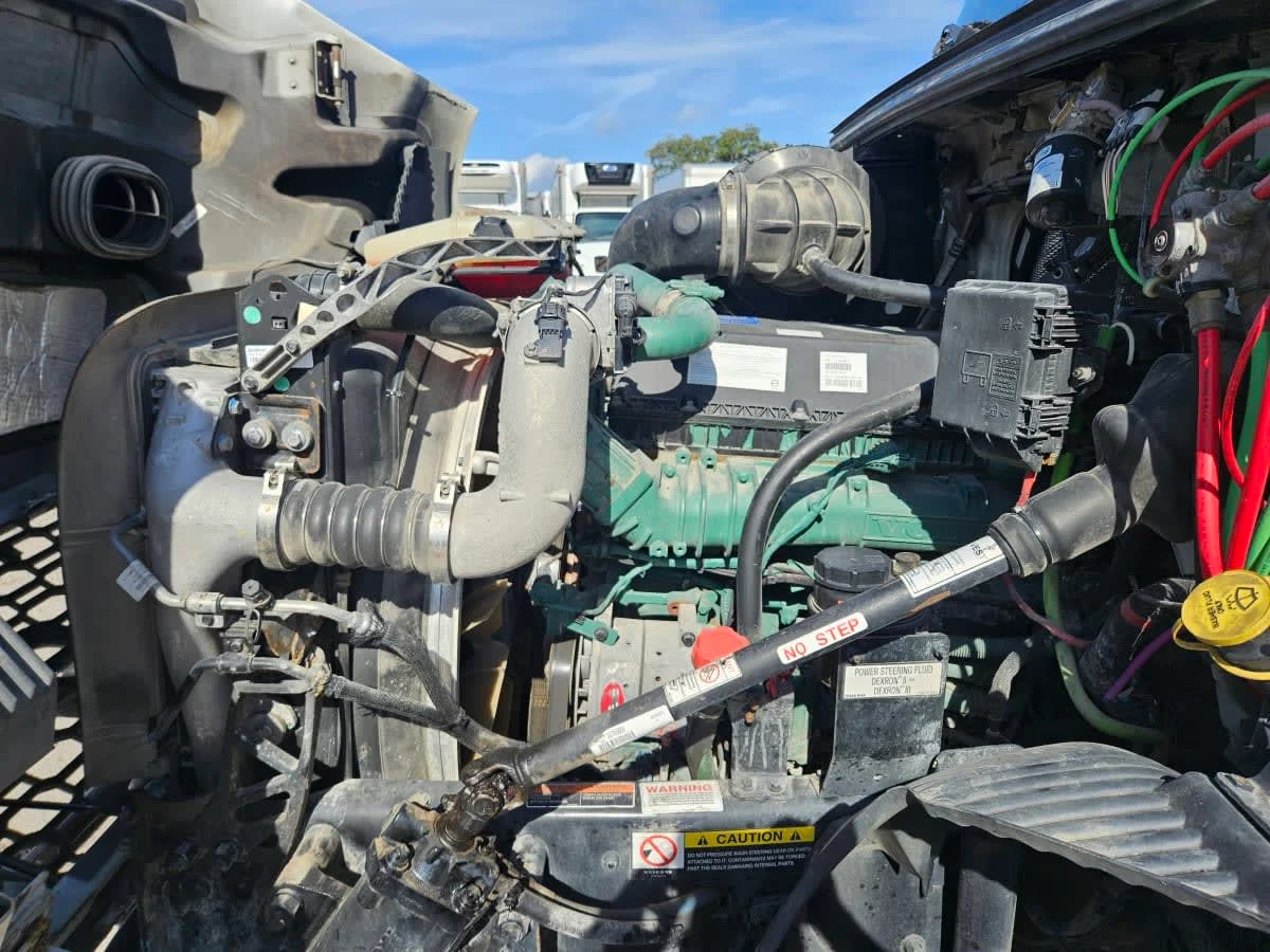 2020 Volvo VNR 640 - image 9