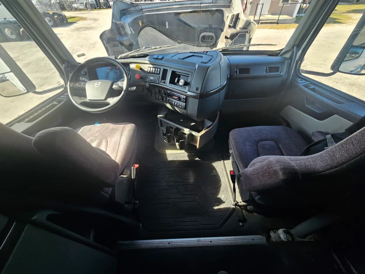 2020 Volvo VNR 640 - image 11