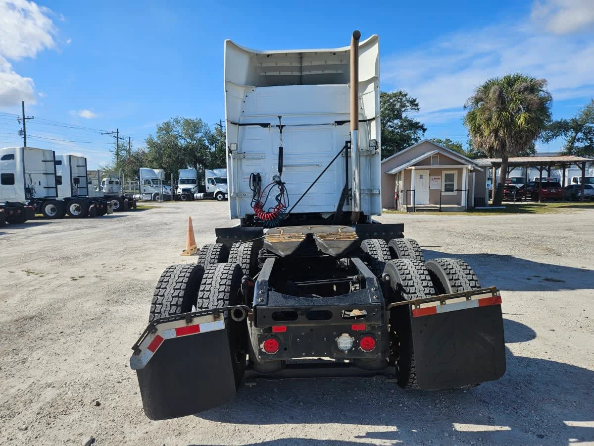 2020 Volvo VNR 640 - image 5