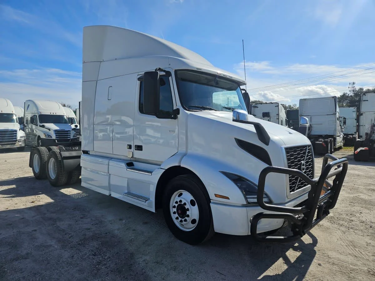 2020 Volvo VNR 640 - image 3