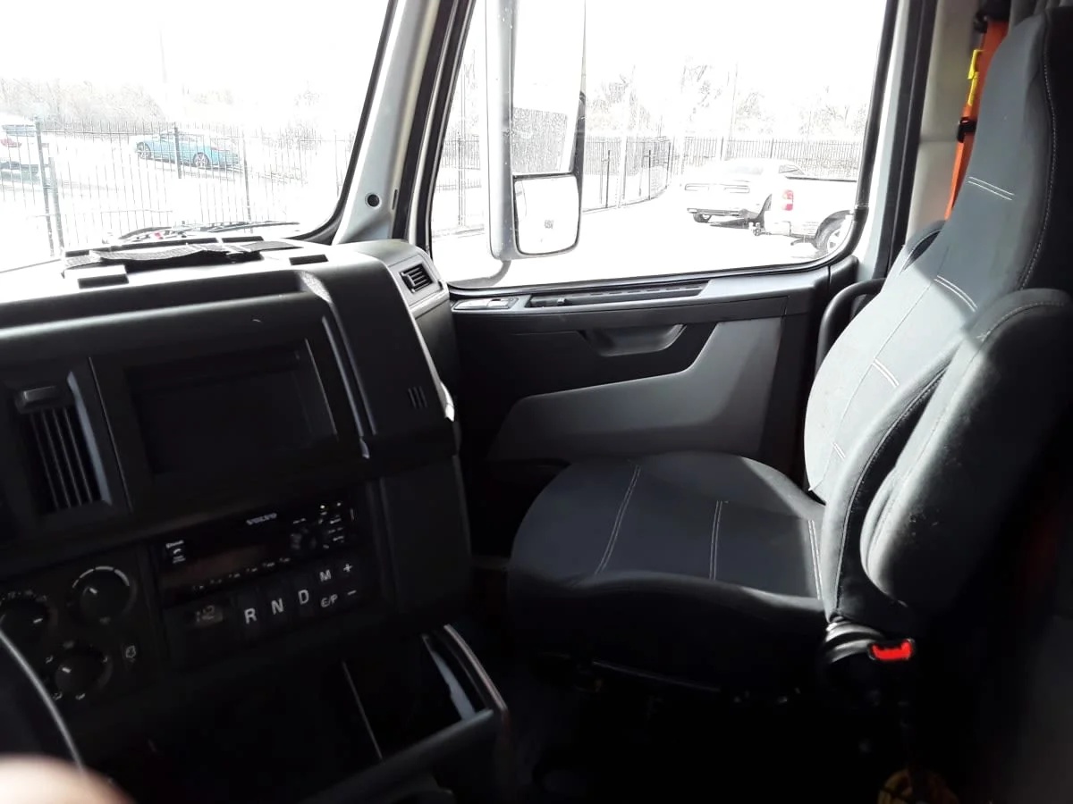 2020 Volvo VNR 640 - image 8