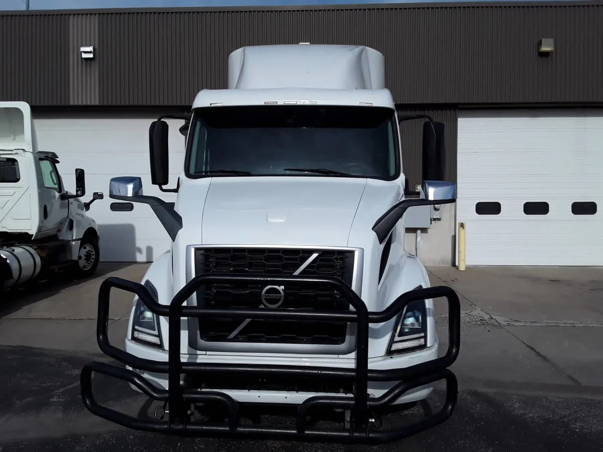 2020 Volvo VNR 640 - image 2