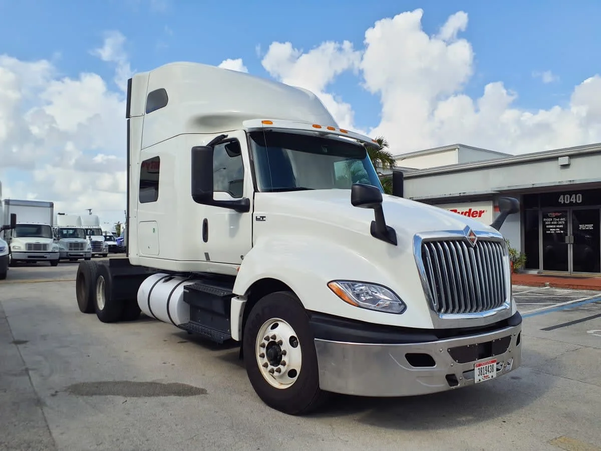 2020 International LT in Miami, FL — photo 3