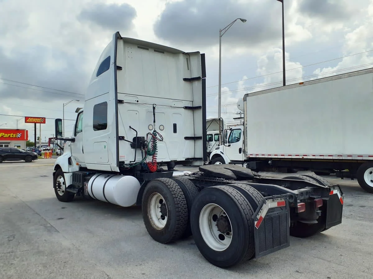 2020 International LT in Miami, FL — photo 6