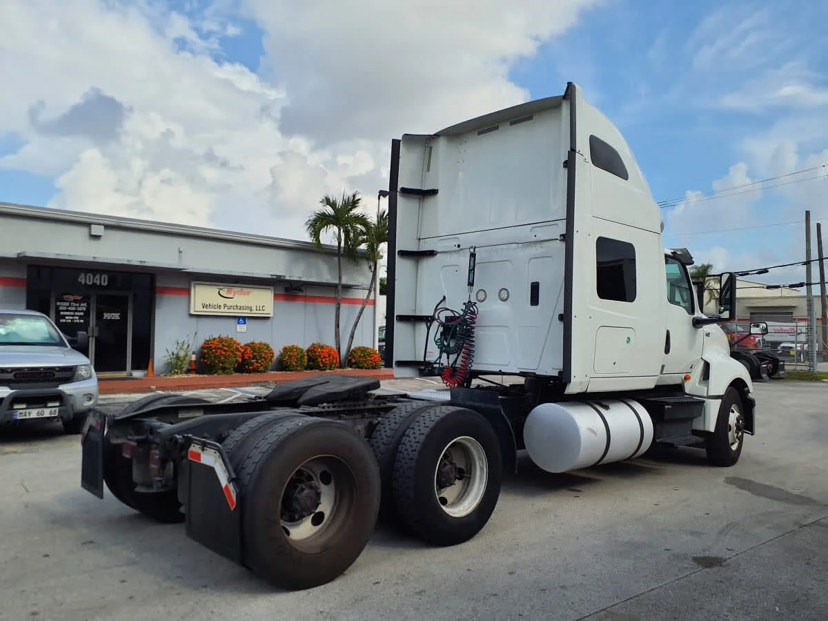 2020 International LT in Miami, FL — photo 4
