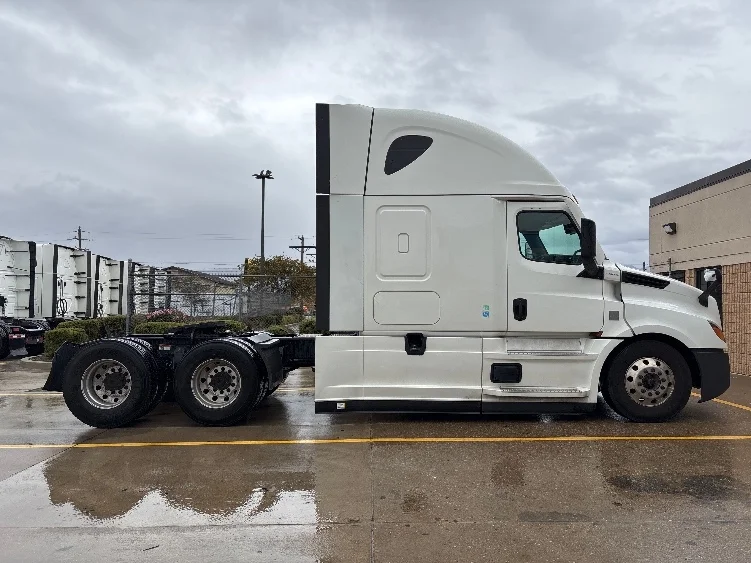 2021 Freightliner Cascadia in West Valley City, UT — photo 8