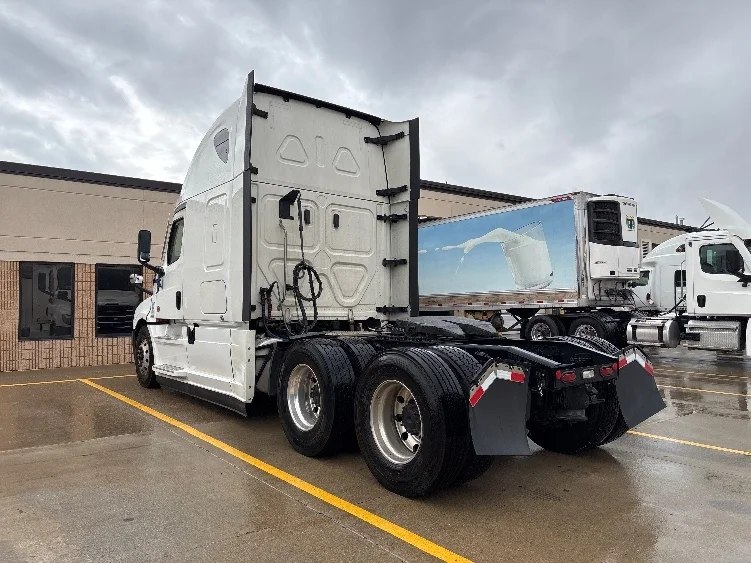 2021 Freightliner Cascadia in West Valley City, UT — photo 5