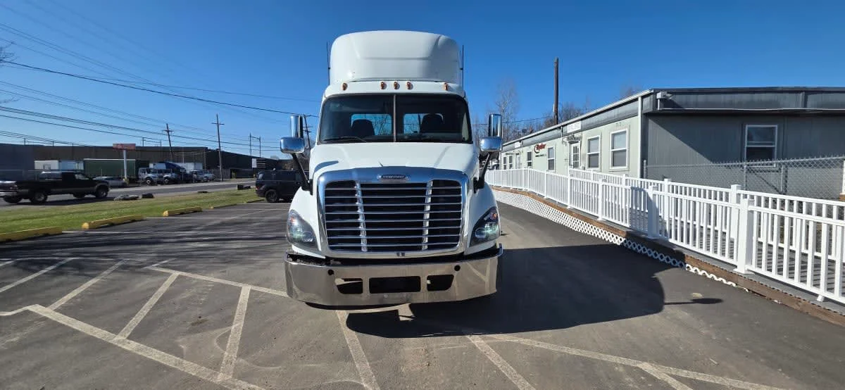 2019 Freightliner Cascadia in Bensalem, PA — photo 2