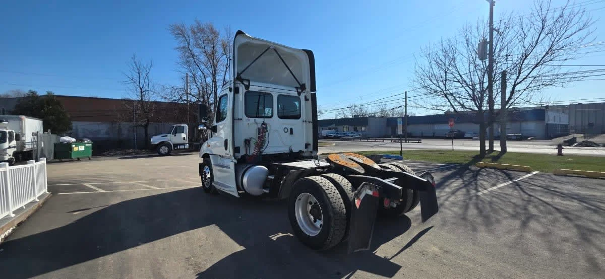 2019 Freightliner Cascadia in Bensalem, PA — photo 6