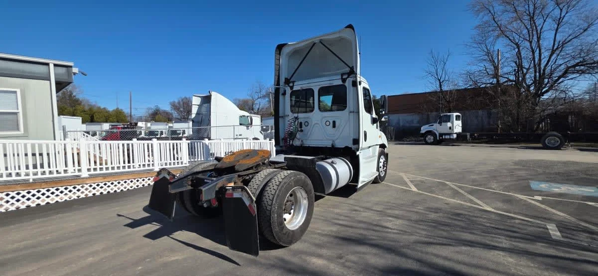 2019 Freightliner Cascadia in Bensalem, PA — photo 4