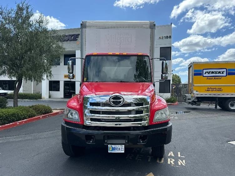 2018 Hino 268 - image 2