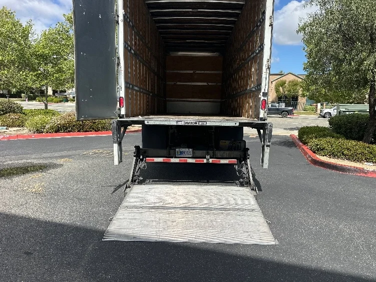 2018 Hino 268 - image 9