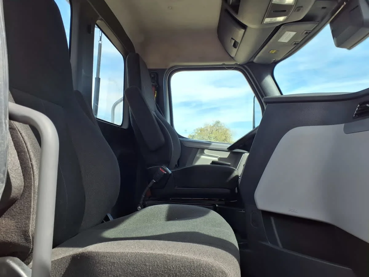 2022 Freightliner Cascadia - image 10