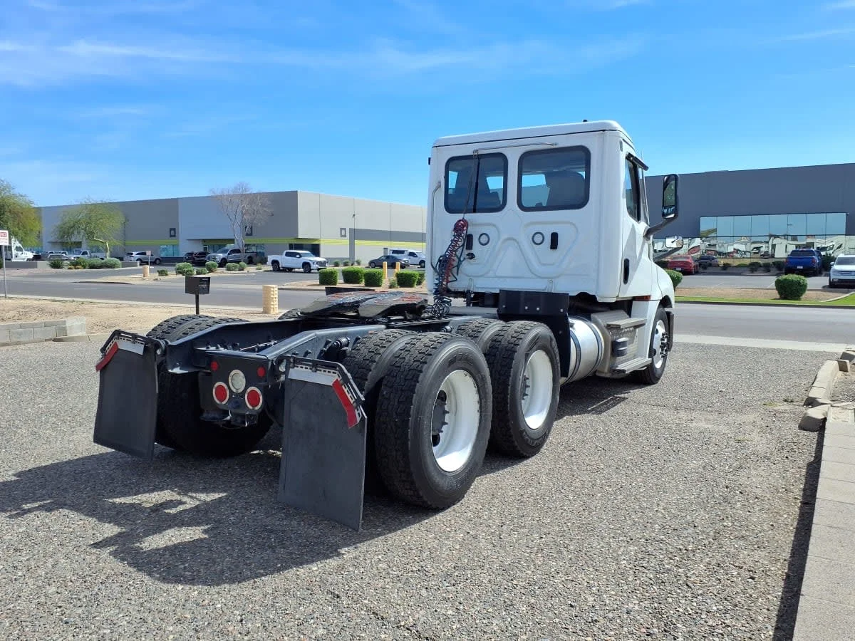 2022 Freightliner Cascadia in Phoenix, AZ — photo 4