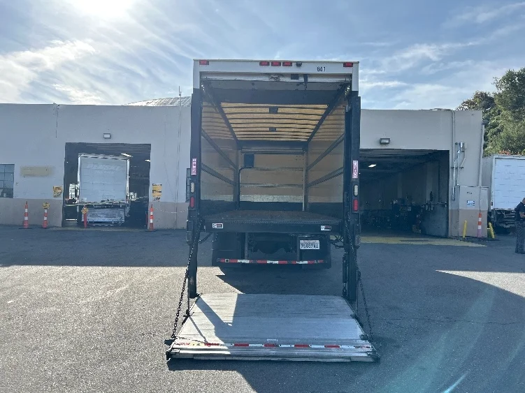 2016 Hino 338 - image 9