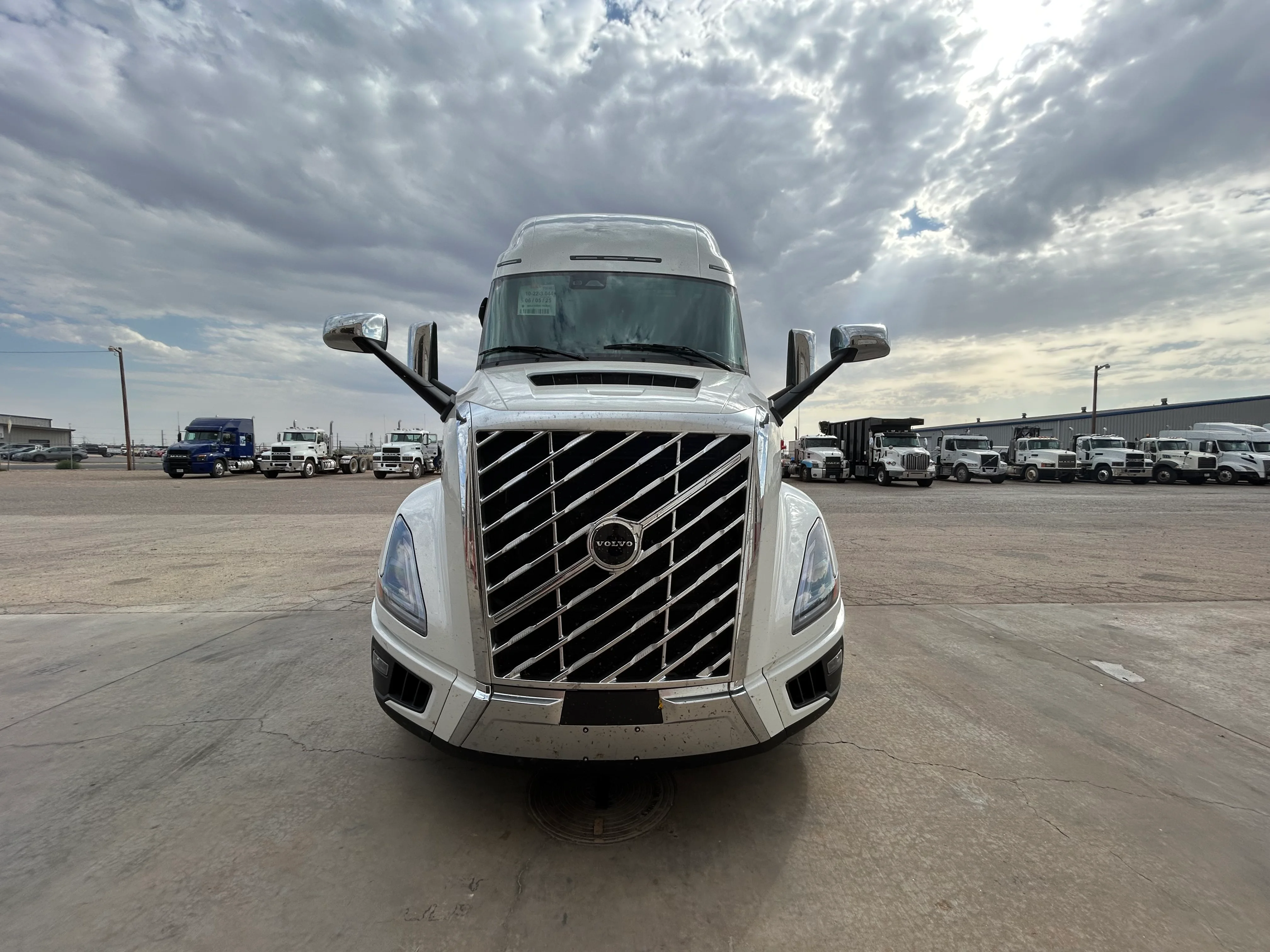 2026 Volvo VNL 860 in Wichita Falls, TX — photo 3