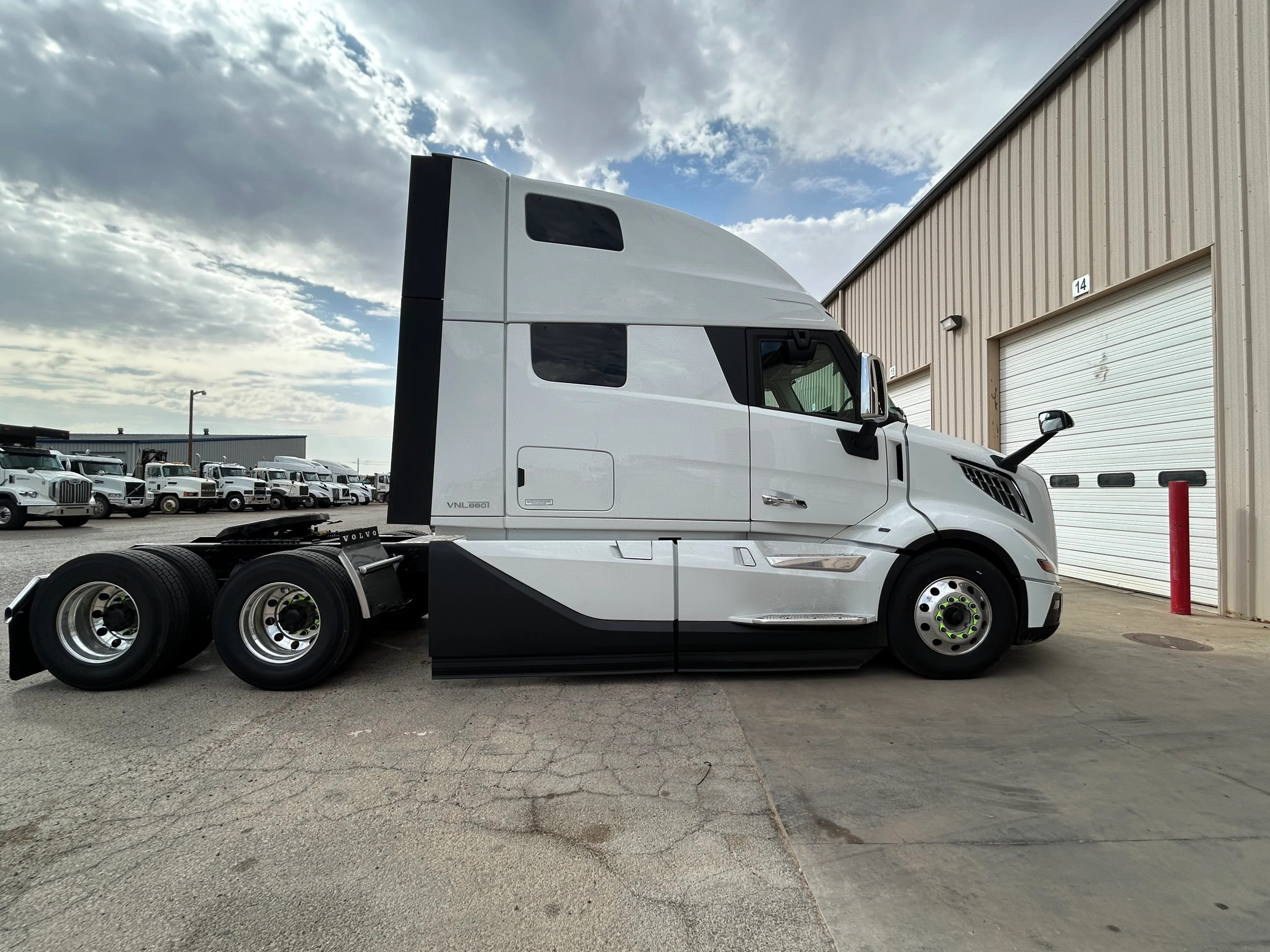 2026 Volvo VNL 860 in Wichita Falls, TX — photo 8