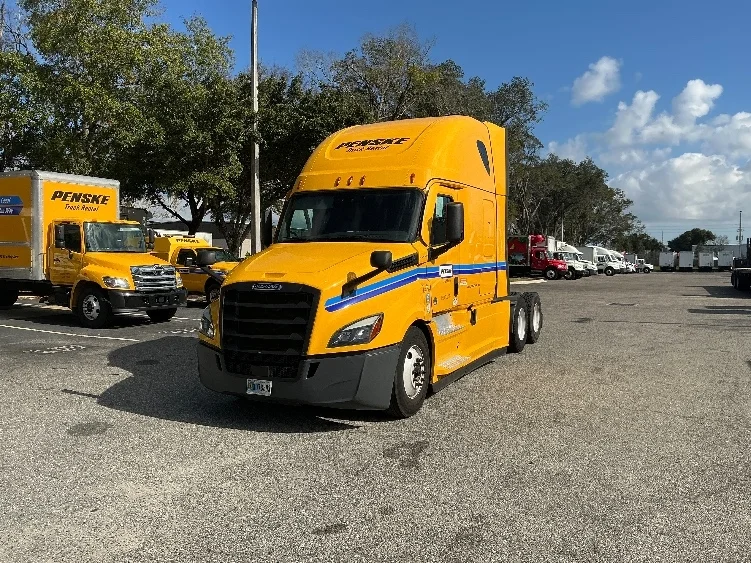 2022 Freightliner Cascadia - image 3