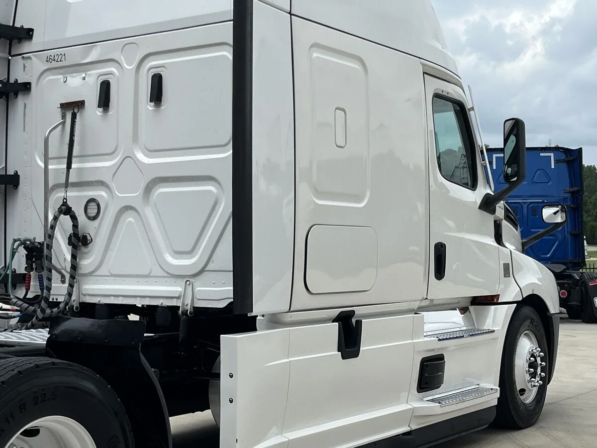 2022 Freightliner Cascadia — photo 8