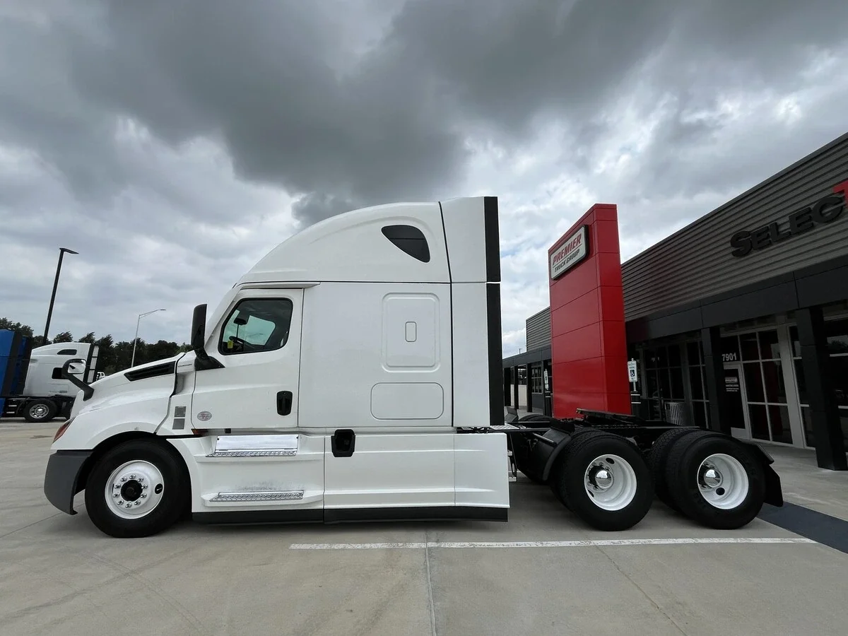 2022 Freightliner Cascadia — photo 2
