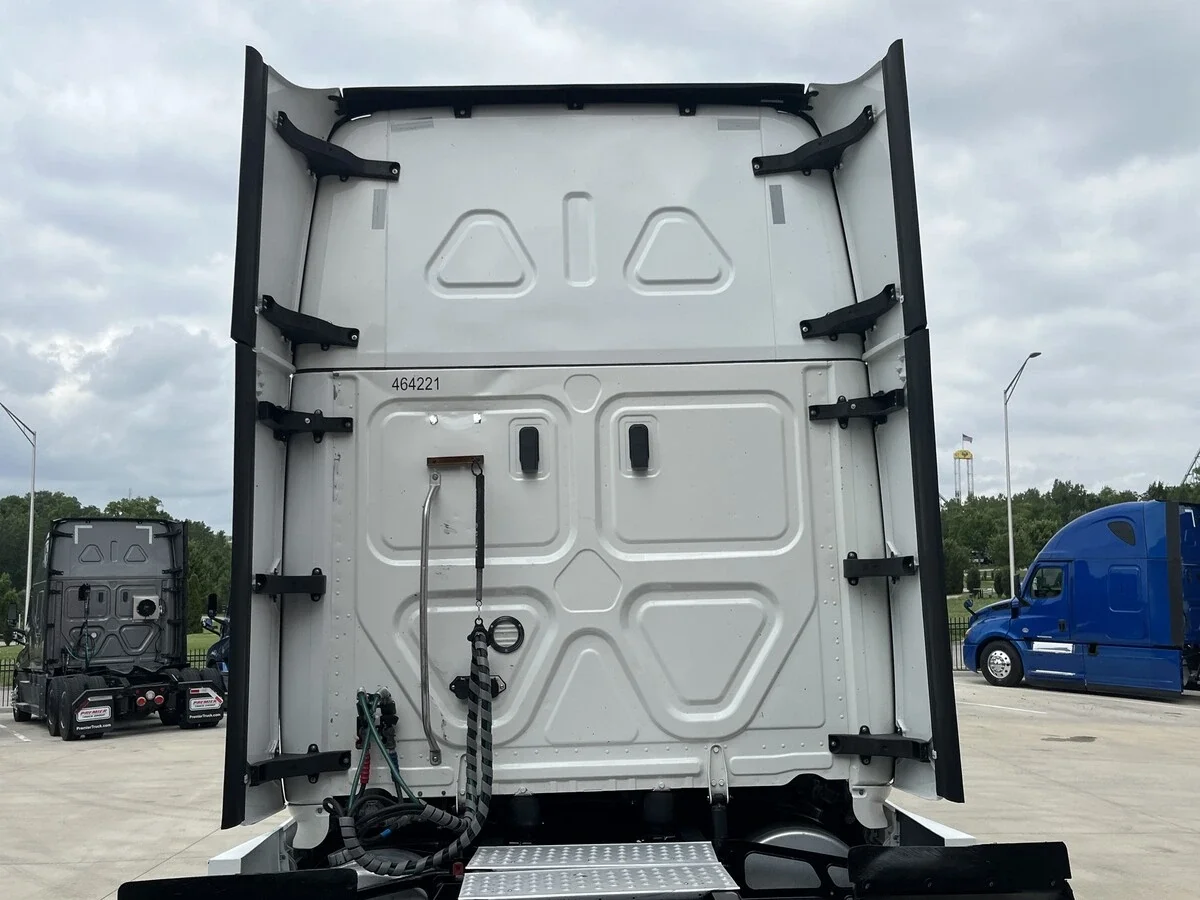 2022 Freightliner Cascadia — photo 6