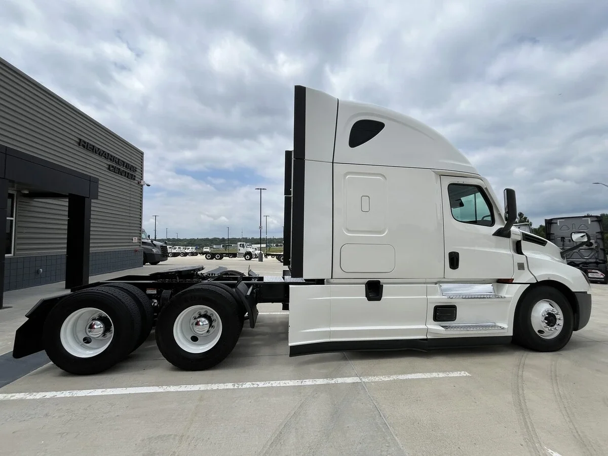 2022 Freightliner Cascadia — photo 9