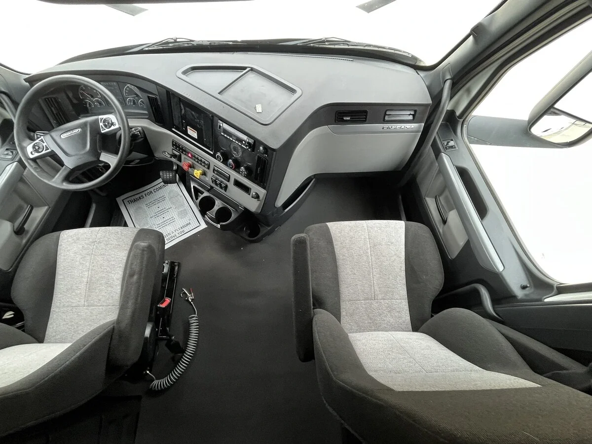 2022 Freightliner Cascadia — photo 22