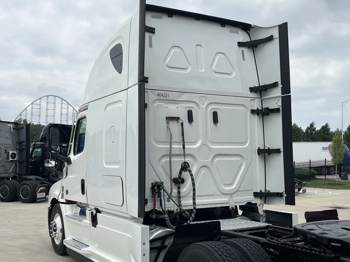 2022 Freightliner Cascadia — photo 4
