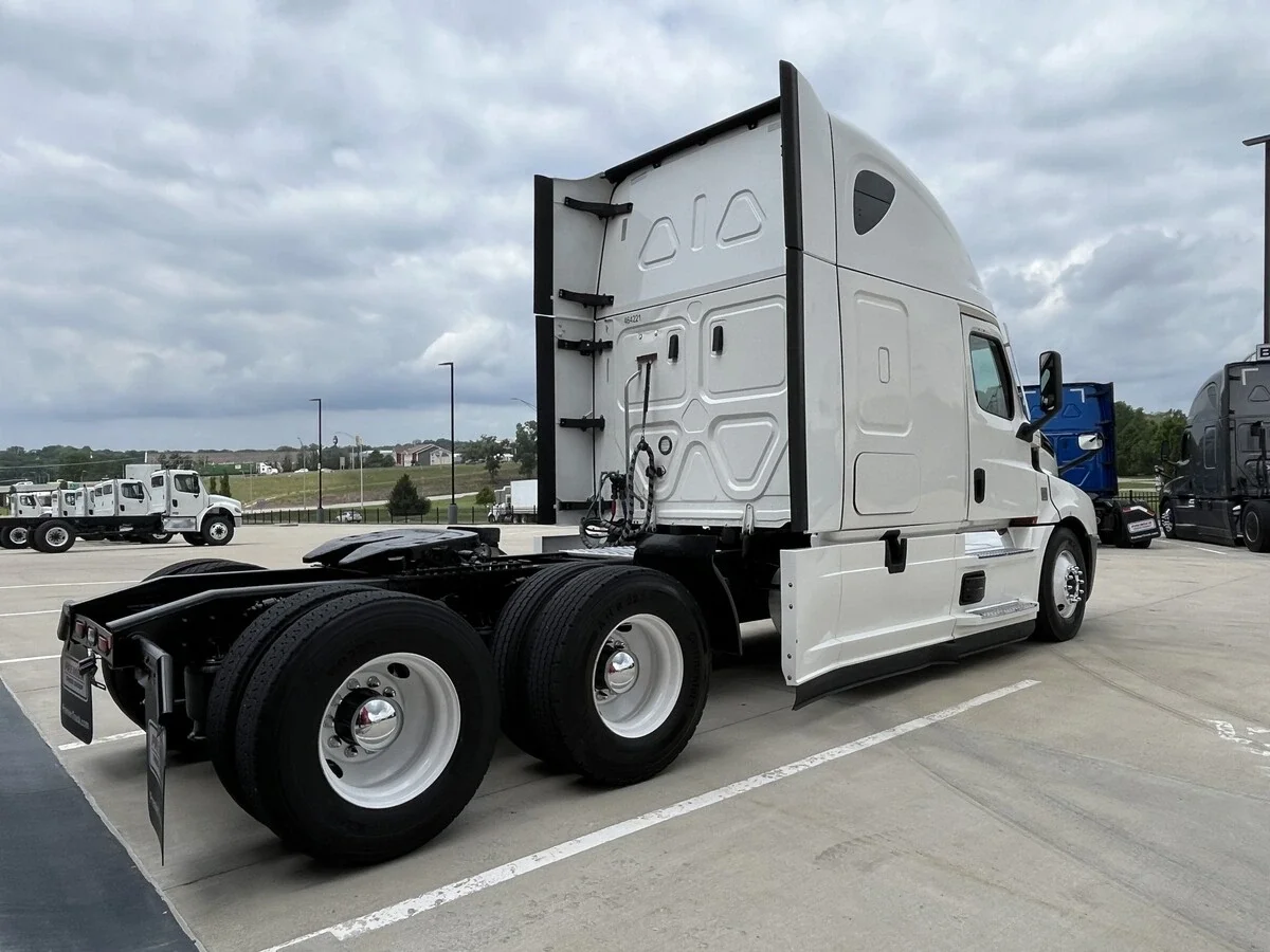 2022 Freightliner Cascadia — photo 7