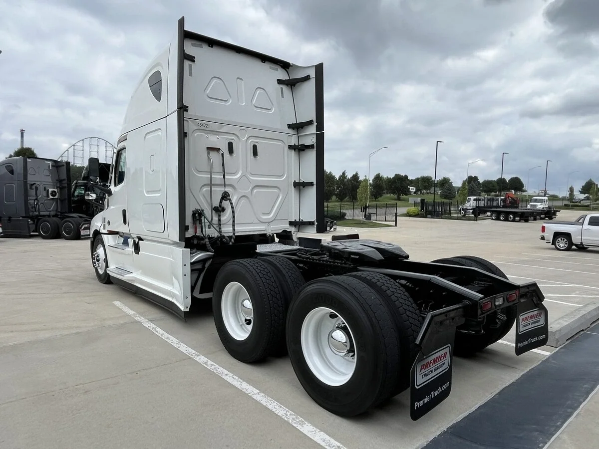 2022 Freightliner Cascadia — photo 3