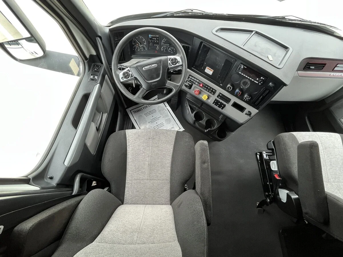2022 Freightliner Cascadia — photo 21