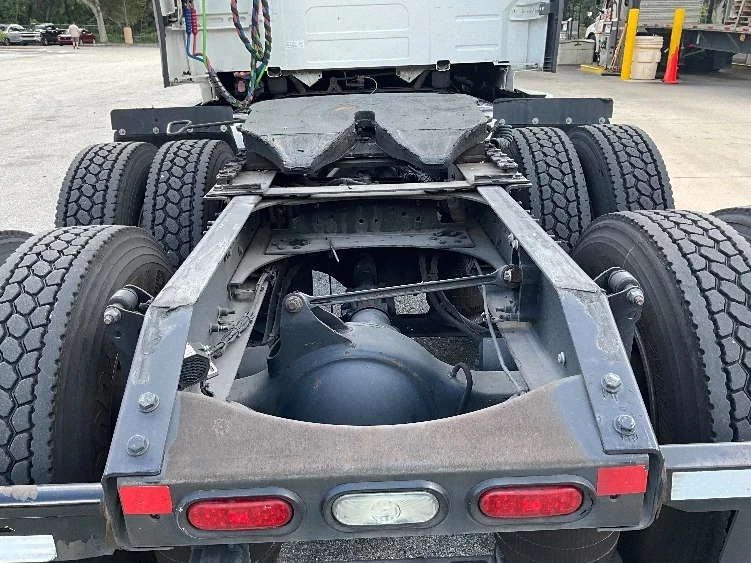 2022 Volvo VNL 760 - image 6