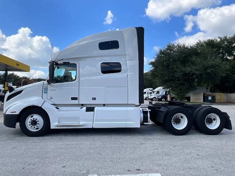 2022 Volvo VNL 760 - image 4