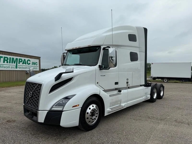 2022 Volvo VNL 760 in Sauk Rapids