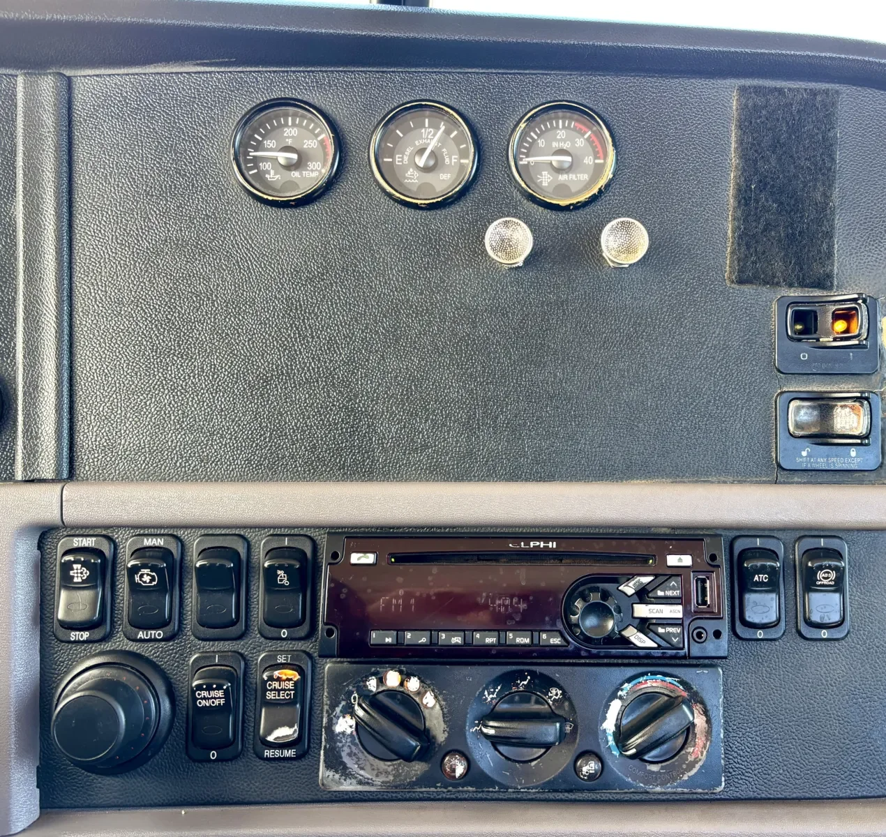 2016 Peterbilt 365 - image 18