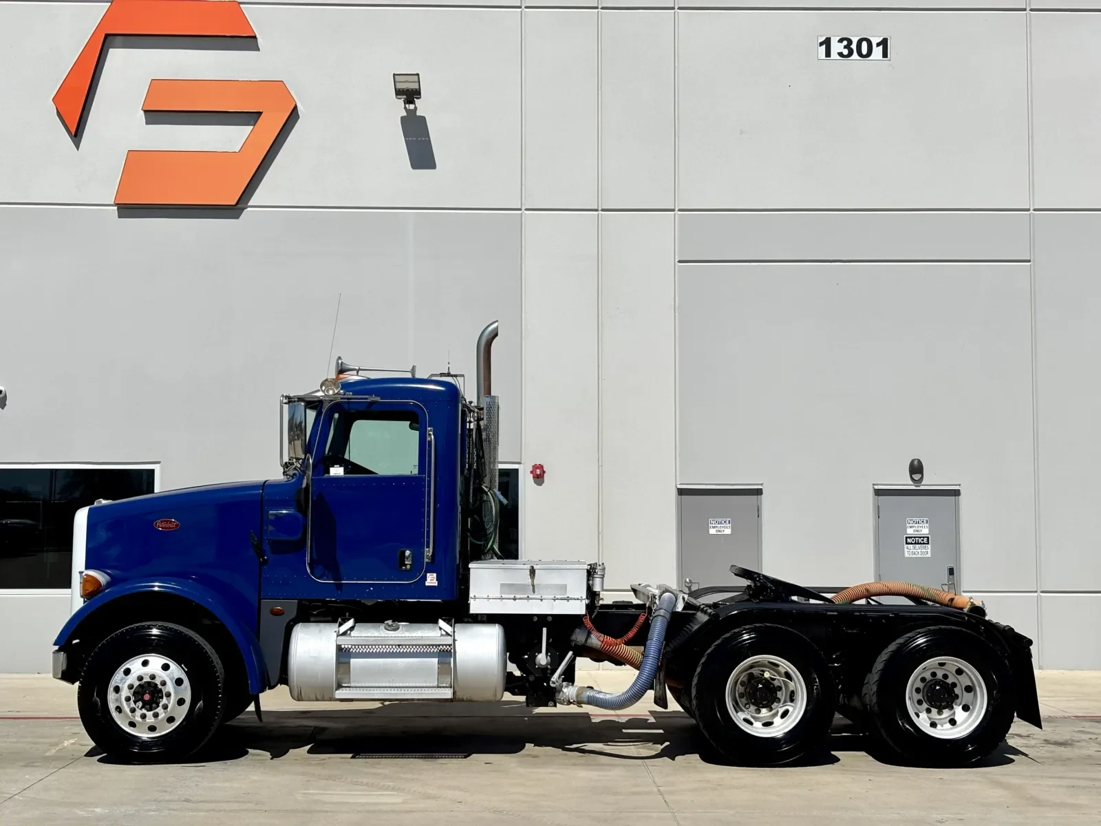 2016 Peterbilt 365 - image 4