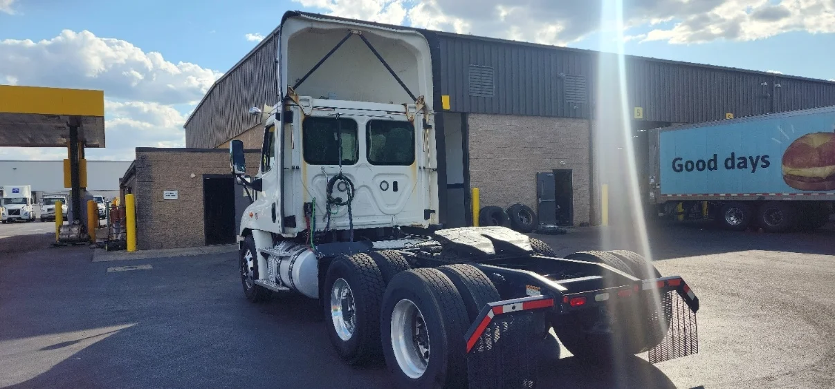 2018 Freightliner Cascadia - image 5