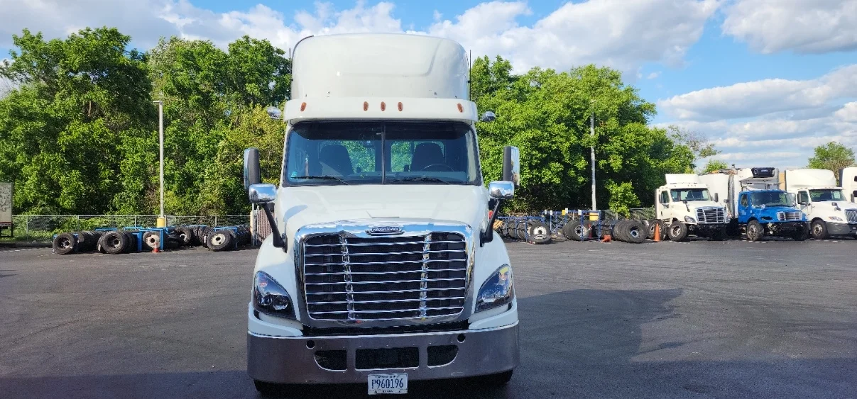 2018 Freightliner Cascadia - image 2