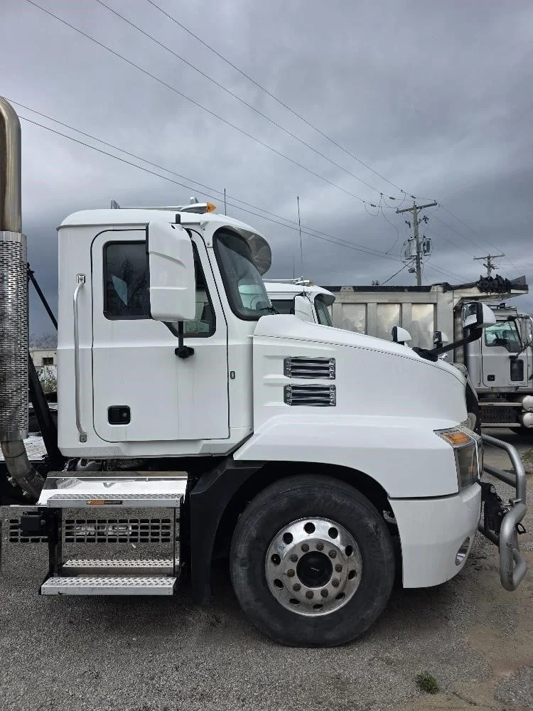 2021 Mack Anthem - image 2