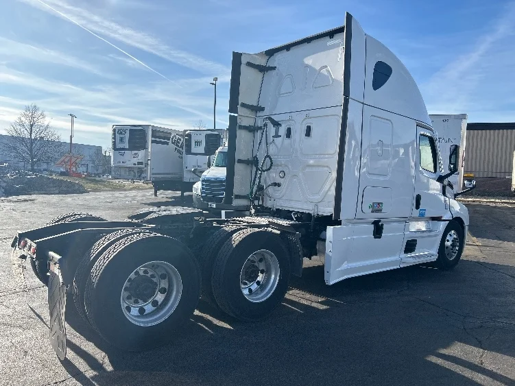 2023 Freightliner Cascadia - image 7