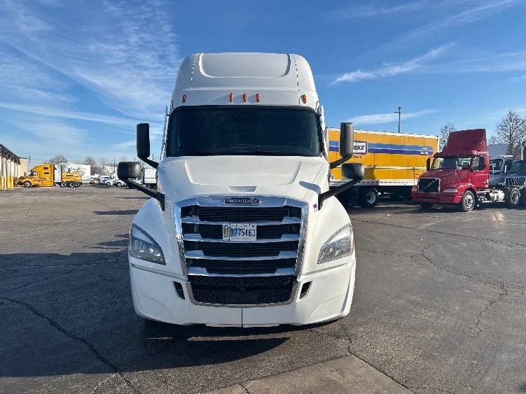 2023 Freightliner Cascadia - image 2