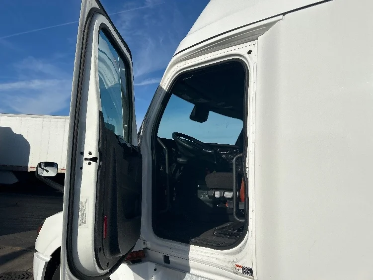 2023 Freightliner Cascadia - image 9