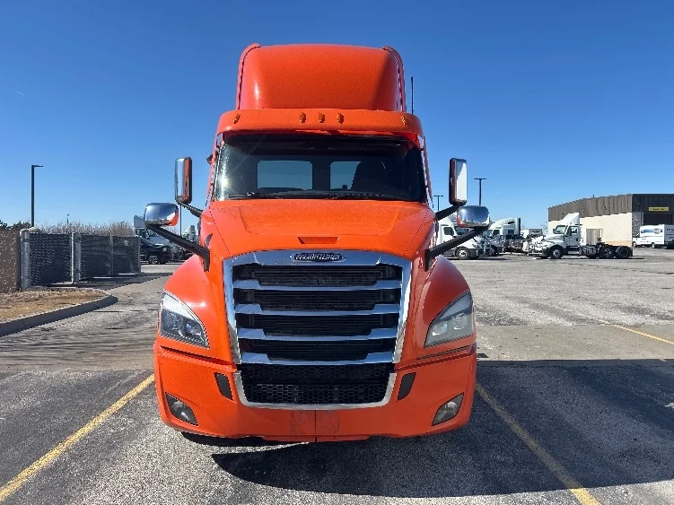 2020 Freightliner Cascadia - image 2