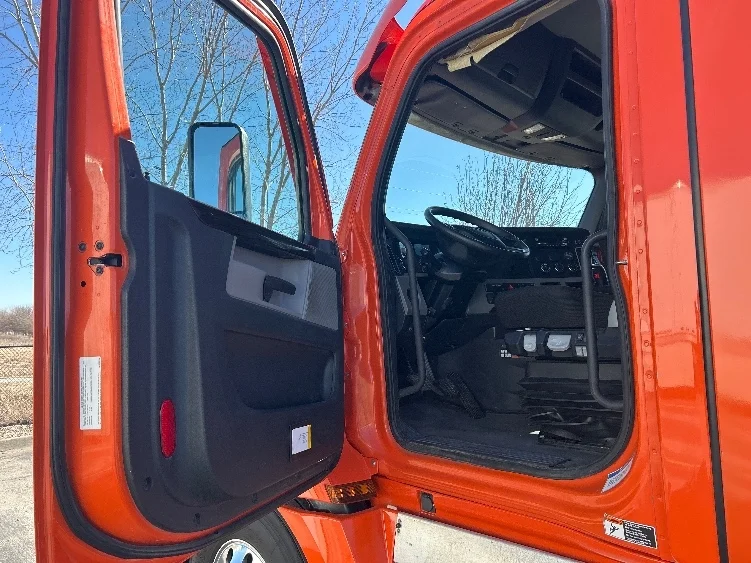 2020 Freightliner Cascadia - image 9