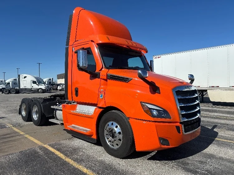 2020 Freightliner Cascadia in Peosta, IA