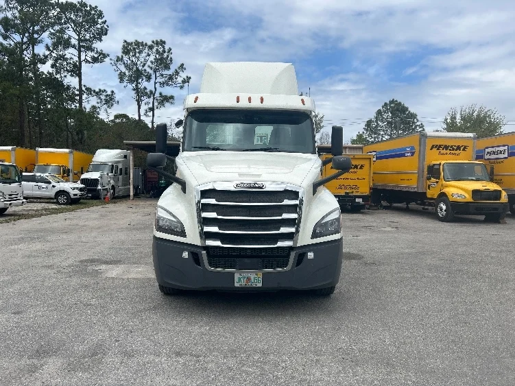 2019 Freightliner Cascadia in Tampa, FL — photo 2