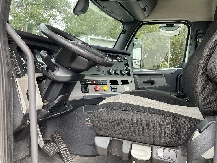 2019 Freightliner Cascadia in Tampa, FL — photo 10