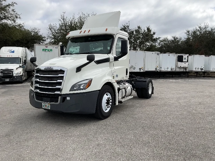 2019 Freightliner Cascadia in Tampa, FL — photo 3