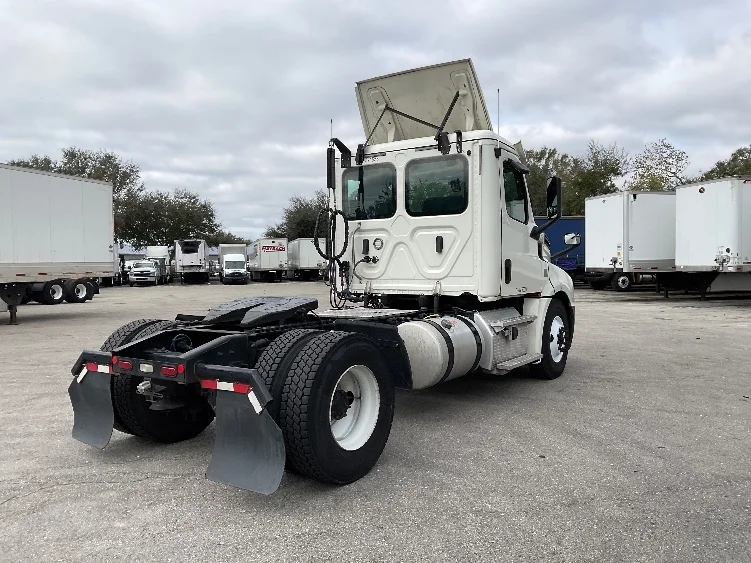 2019 Freightliner Cascadia in Tampa, FL — photo 7