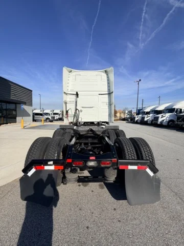 2023 Volvo VNL 760 - image 4